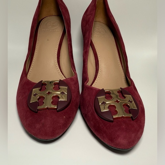 TORY BURCH LUNA EMBELLISHED SUEDE MEDALLION WEDGE HEEL PUMPS SZ 7M - Picture 10 of 15
